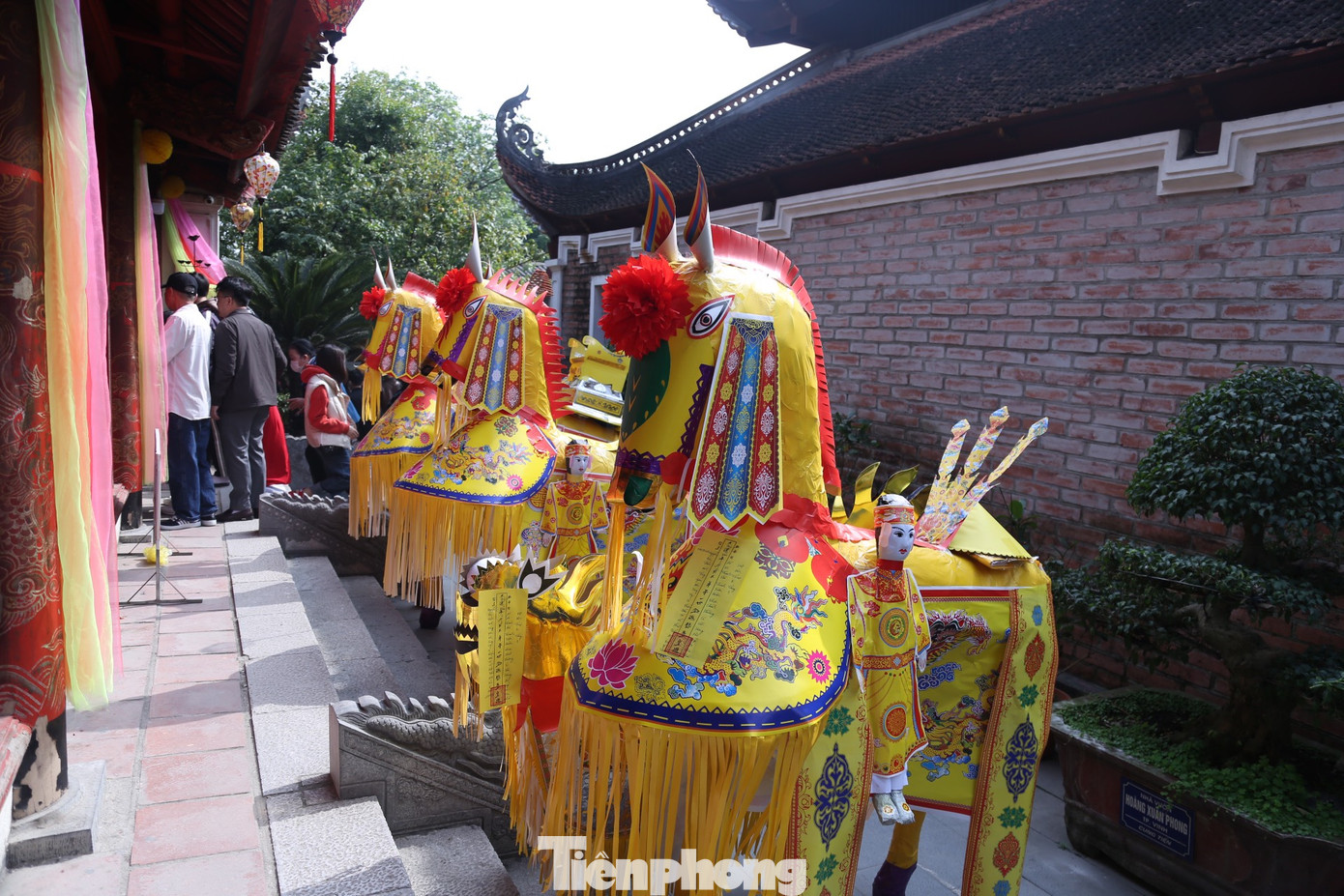 Ngựa giấy có kích cỡ lớn cao từ 1-2m được trang trí cầu kỳ, bắt mắt