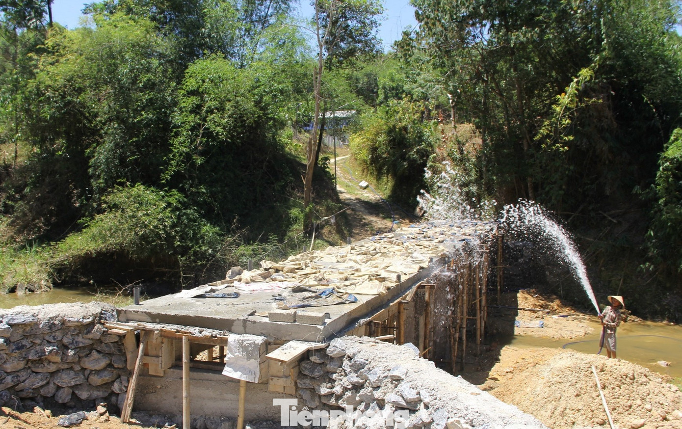 Cầu dài 17m, gồm 5 nhịp, rộng 2,5m, cao 5m Cầu dài 17m, gồm 5 nhịp, rộng 2,5m, cao 5m