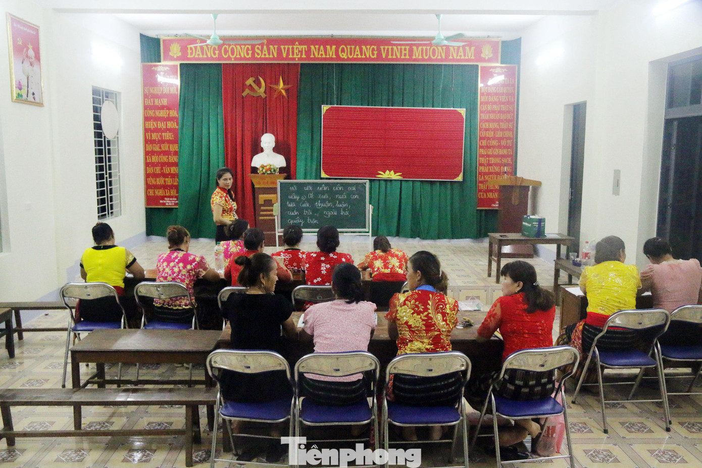 Trong số 18 học viên của lớp học, người ít nhất cũng đã 37 tuổi, người nhiều nhất gần 50. Có người chưa một lần biết đến cái chữ, cũng có những người từng được đi học nhưng giờ đây đã quên mặt chữ... Trong số 18 học viên của lớp học, người ít nhất cũng đã 37 tuổi, người nhiều nhất gần 50. Có người chưa một lần biết đến cái chữ, cũng có những người từng được đi học nhưng giờ đây đã quên mặt chữ...