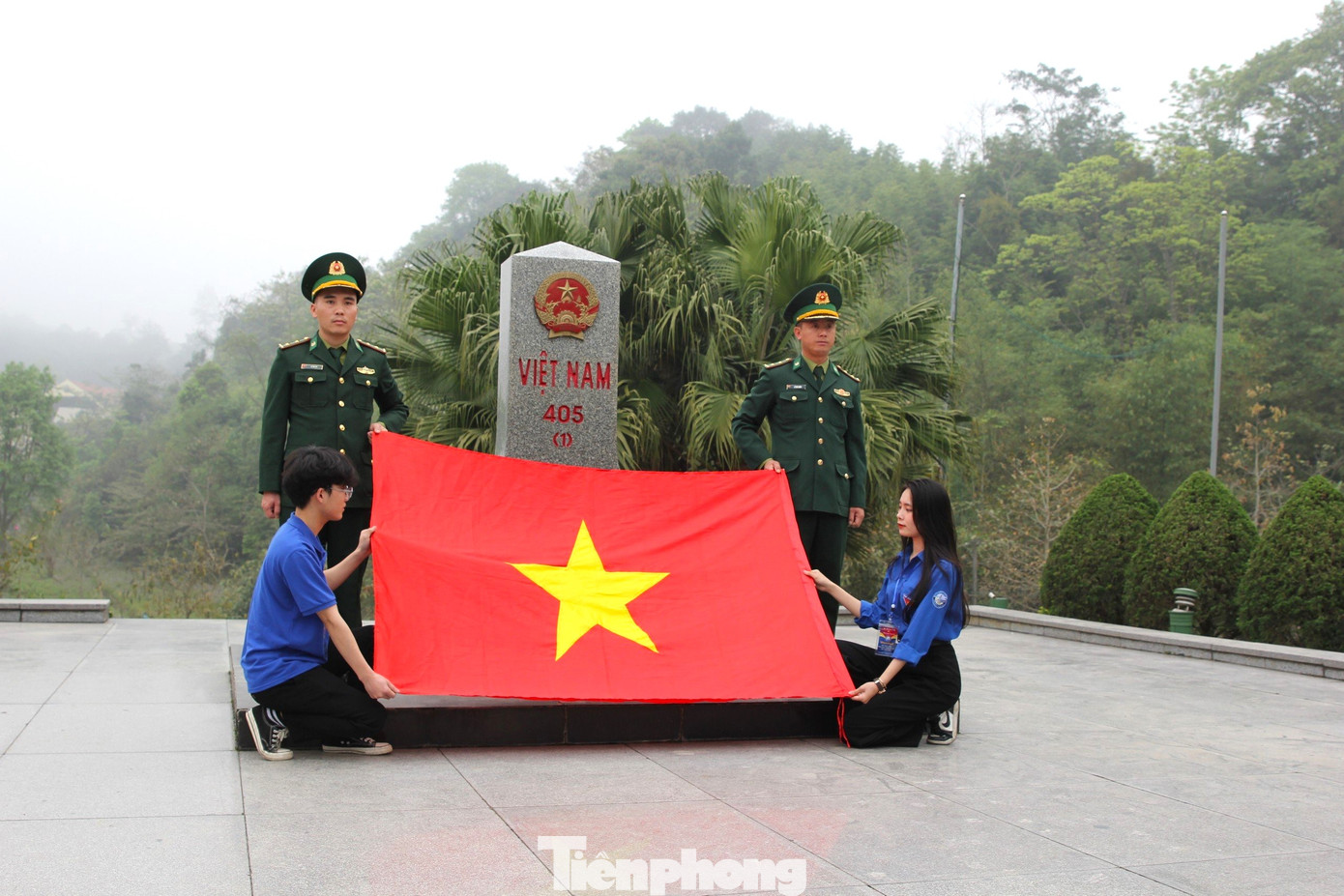 Trong khuôn khổ chương trình, đoàn cũng đã đến thăm, tìm hiểu ý nghĩa cột mốc quốc giới Việt Nam - Lào số 405 (xã Nậm Cắn, huyện Kỳ Sơn). Thăm, tặng quà Công an xã và Đồn Biên phòng Nậm Cắn. Trong khuôn khổ chương trình, đoàn cũng đã đến thăm, tìm hiểu ý nghĩa cột mốc quốc giới Việt Nam - Lào số 405 (xã Nậm Cắn, huyện Kỳ Sơn). Thăm, tặng quà Công an xã và Đồn Biên phòng Nậm Cắn.