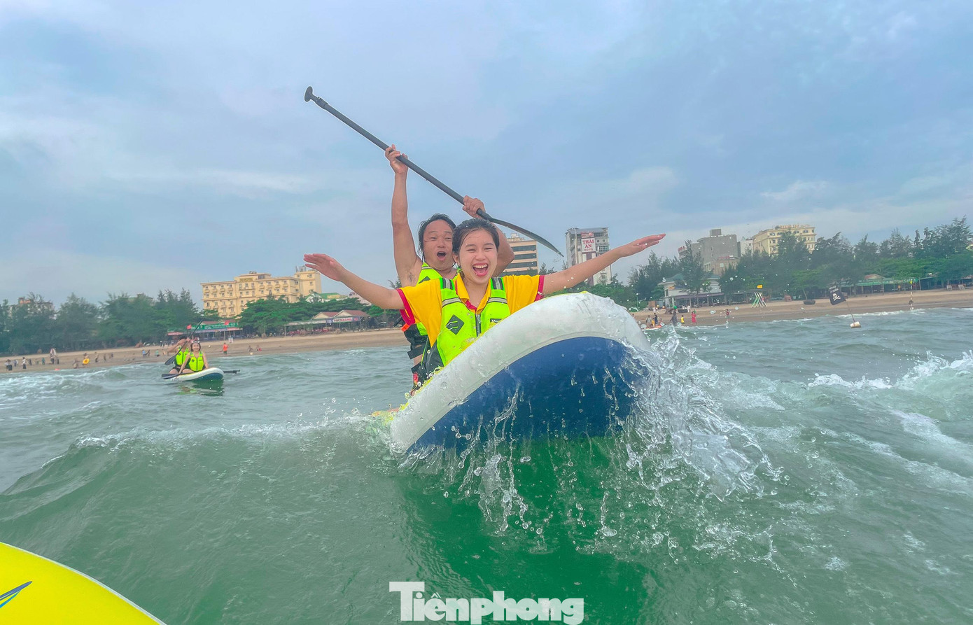 Bạn trẻ thích thú với trải nghiệm chèo SUP