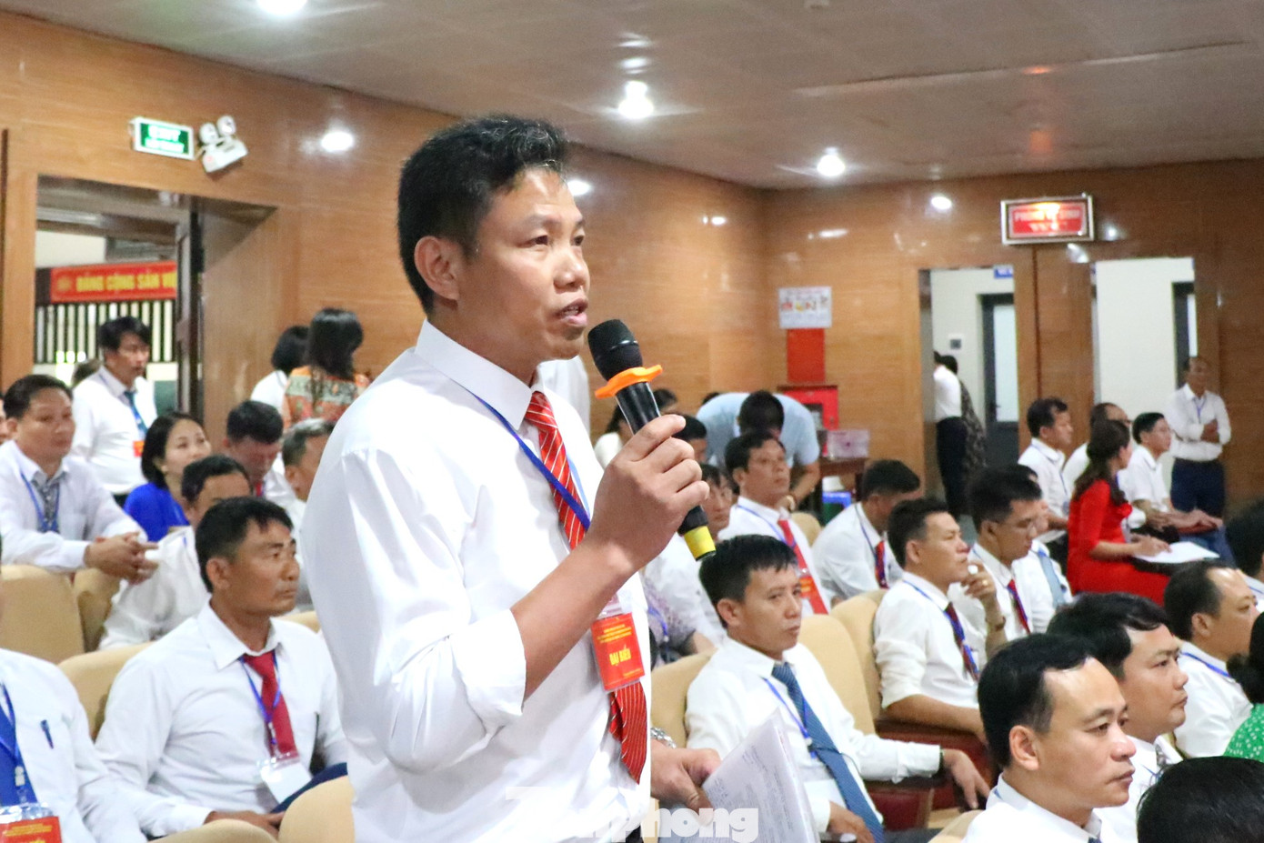 Ông Lê Anh Nga – Bí thư Đảng ủy, Chủ tịch HĐND xã Diễn Lâm, huyện Diễn Châu đặt câu hỏi tại chương trình. Ông Lê Anh Nga – Bí thư Đảng ủy, Chủ tịch HĐND xã Diễn Lâm, huyện Diễn Châu đặt câu hỏi tại chương trình.