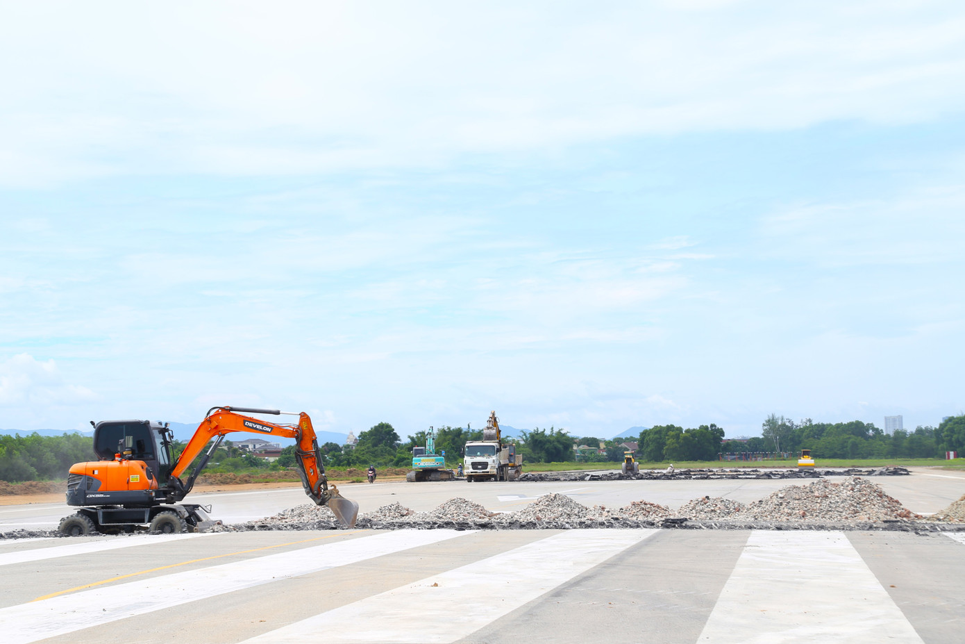 Ghi nhận của PV ngày 7/7 tại sân bay quốc tế Vinh, không khí thi công trên công trường nhộn nhịp. Máy móc, nhân lực được huy động để triển khai thi công các hạng mục. Ghi nhận của PV ngày 7/7 tại sân bay quốc tế Vinh, không khí thi công trên công trường nhộn nhịp. Máy móc, nhân lực được huy động để triển khai thi công các hạng mục.