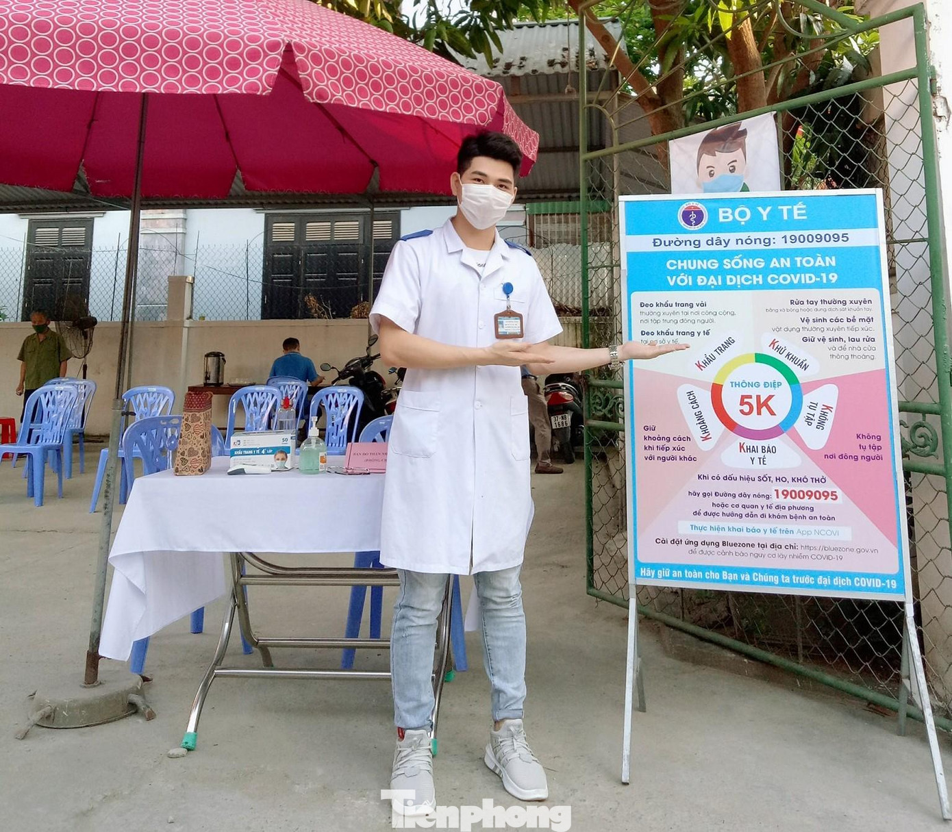 Nam sinh trường Y tham gia trực chốt chống dịch.