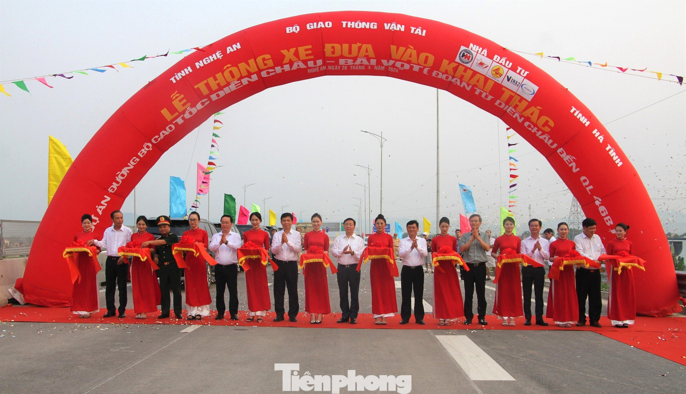 Đại biểu cắt băng thông xe đưa vào khai thác dự án thành phần Diễn Châu - Bãi Vọt (đoạn từ Diễn Châu đến Quốc lộ 46B).