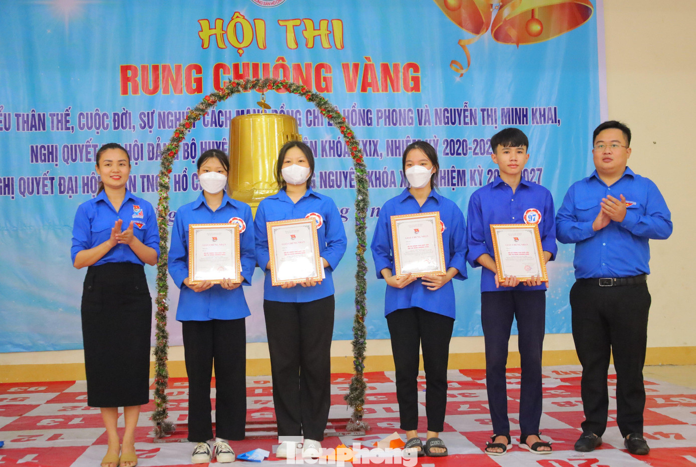 BTC trao Giấy chứng nhận cho 4 thí sinh xuất sắc của Hội thi.