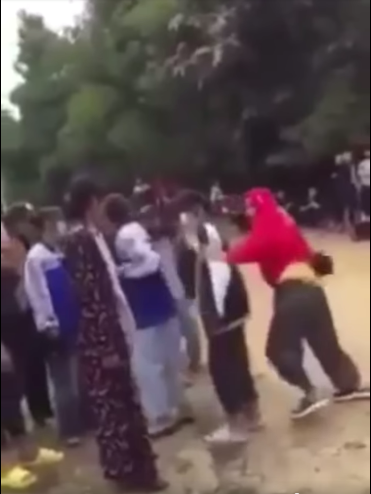 Nữ sinh lớp 8 bị đánh hội đồng (Ảnh cắt từ clip)