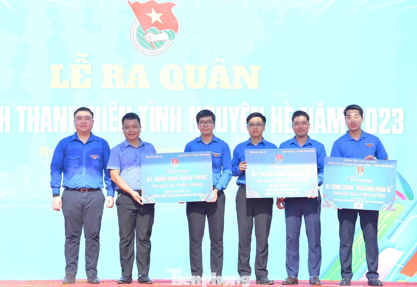 Các cơ sở Đoàn trực thuộc Đoàn Khối các cơ quan T.Ư cũng đã trao tặng nhiều công trình và suất quà ý nghĩa tới người dân thị xã Thái Hòa Các cơ sở Đoàn trực thuộc Đoàn Khối các cơ quan T.Ư cũng đã trao tặng nhiều công trình và suất quà ý nghĩa tới người dân thị xã Thái Hòa