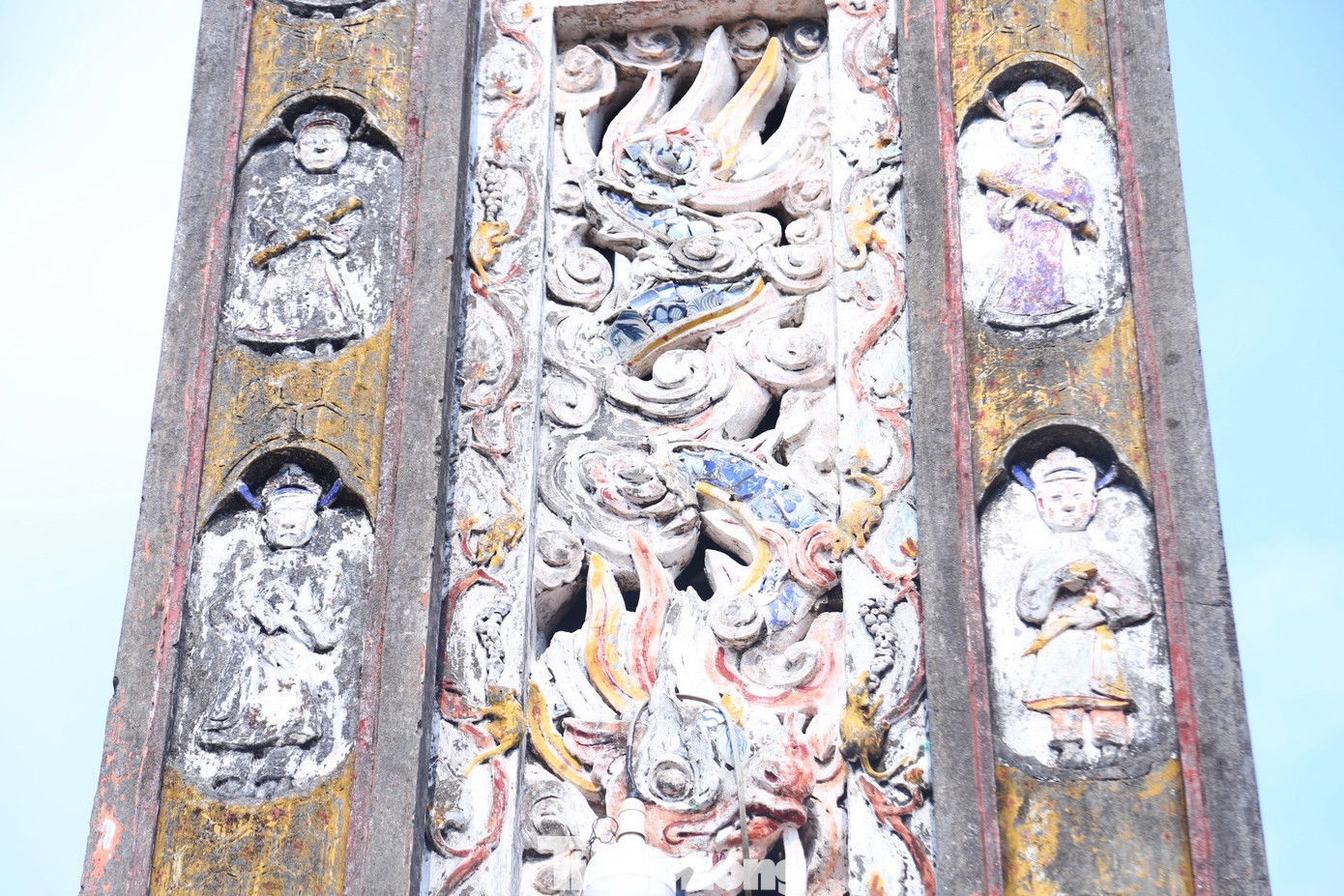 Nghệ thuật kiến trúc trang trí được chú trọng và tỉ mỉ đến từng chi tiết nhỏ. Các đề tài trang trí phong phú và đa dạng.