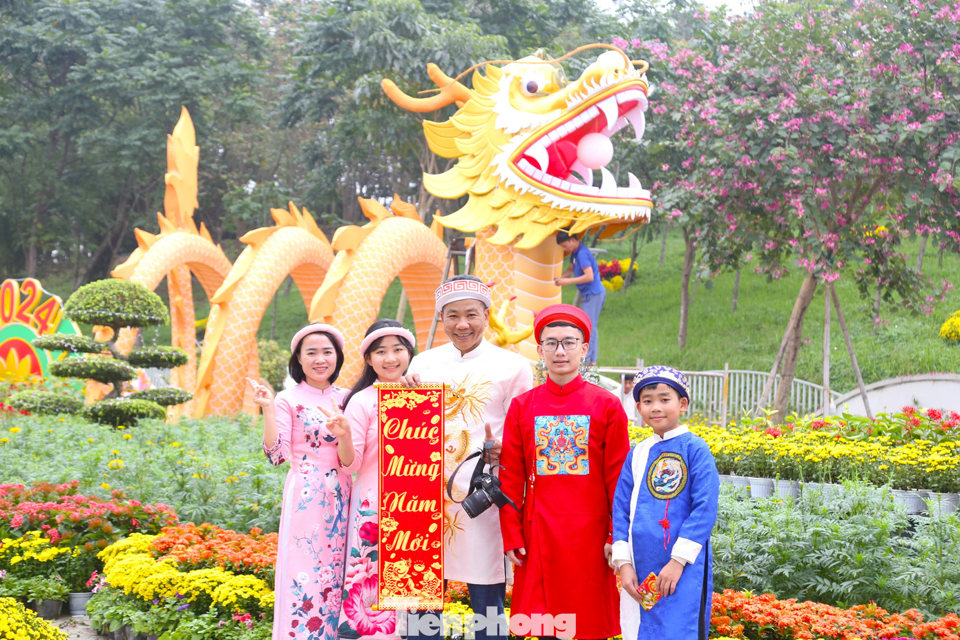 Trong sáng 5/2, có rất nhiều người dân tới chiêm ngưỡng và chụp ảnh bên linh vật rồng.