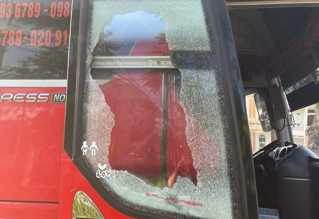Kính của xe khách bị ném vỡ