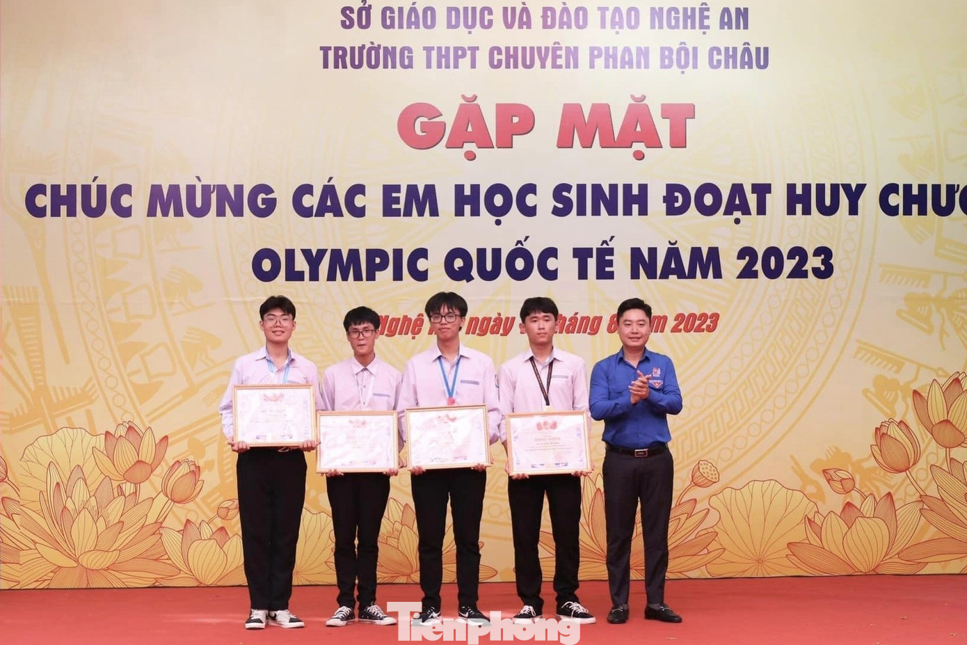 Bí thư Tỉnh Đoàn Nghệ An Lê Văn Lương trao tặng Bằng khen của Tỉnh đoàn Nghệ An cho 4 học sinh đạt giải.