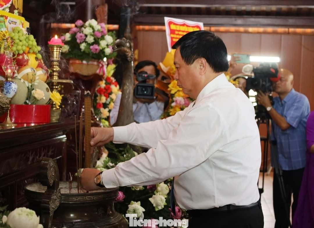 Đồng chí Nguyễn Xuân Thắng dâng hương tưởng niệm Tổng Bí thư Lê Hồng Phong.