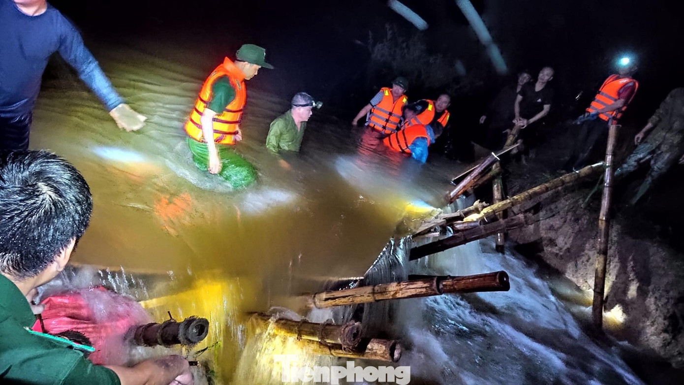 Cụ thể, vào lúc 20h ngày 29/9, đê kênh thấp qua xã Hưng Đạo, huyện Hưng Nguyên bị sụt khoảng 10m, gây ảnh hưởng đến 6 xóm với 1.700 hộ dân (khoảng 6.000 nhân khẩu).