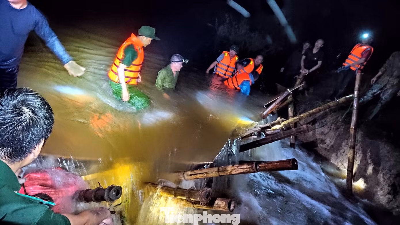 Cụ thể, vào lúc 20h ngày 29/9, đê kênh thấp qua xã Hưng Đạo, huyện Hưng Nguyên bị sụt khoảng 10m, gây ảnh hưởng đến 6 xóm với 1.700 hộ dân (khoảng 6.000 nhân khẩu).