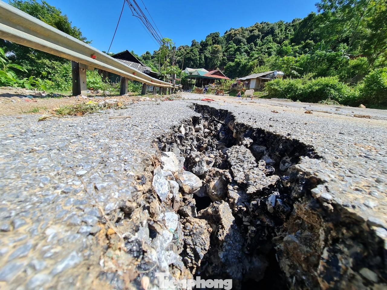 Ông Nguyễn Xuân Lương, Hạt trưởng Hạt quản lý đường bộ huyện Kỳ Sơn cho biết: “Đợt mưa lũ vừa qua đã làm nền đường yếu, nhiều khả năng dẫn đến sụt lún. Có những điểm sụt lún sâu 1m, rất nguy hiểm. Hiện, chúng tôi đã thông xe được một vệt đường, dành cho xe nhỏ đi. Đối với xe to, dài thì không thể đi được vì rất nguy hiểm. Công tác khắc phục vẫn đang được triển khai”. Ông Nguyễn Xuân Lương, Hạt trưởng Hạt quản lý đường bộ huyện Kỳ Sơn cho biết: “Đợt mưa lũ vừa qua đã làm nền đường yếu, nhiều khả năng dẫn đến sụt lún. Có những điểm sụt lún sâu 1m, rất nguy hiểm. Hiện, chúng tôi đã thông xe được một vệt đường, dành cho xe nhỏ đi. Đối với xe to, dài thì không thể đi được vì rất nguy hiểm. Công tác khắc phục vẫn đang được triển khai”.