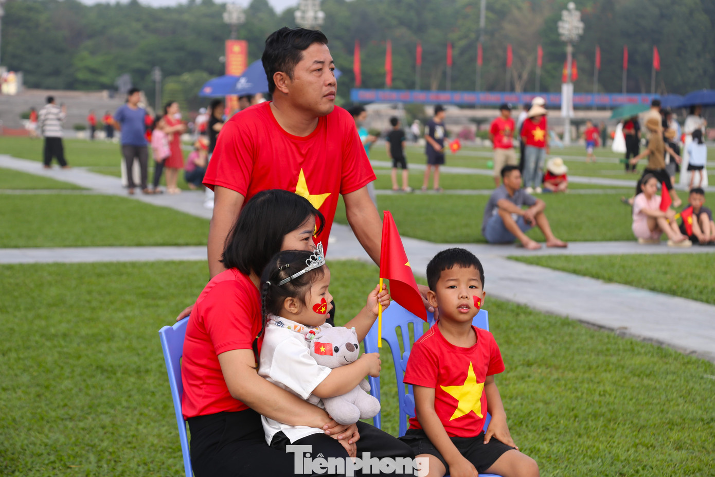 Từ sáng sớm, đông đảo người dân đã đổ về khu vực Quảng trường Hồ Chí Minh (thành phố Vinh, Nghệ An) để theo dõi chương trình lễ kỷ niệm 50 năm Ngày Giải phóng miền Nam, thống nhất đất nước và diễu binh, diễu hành. Nhiều người mang theo cờ Tổ quốc, mặc áo cờ đỏ sao vàng..