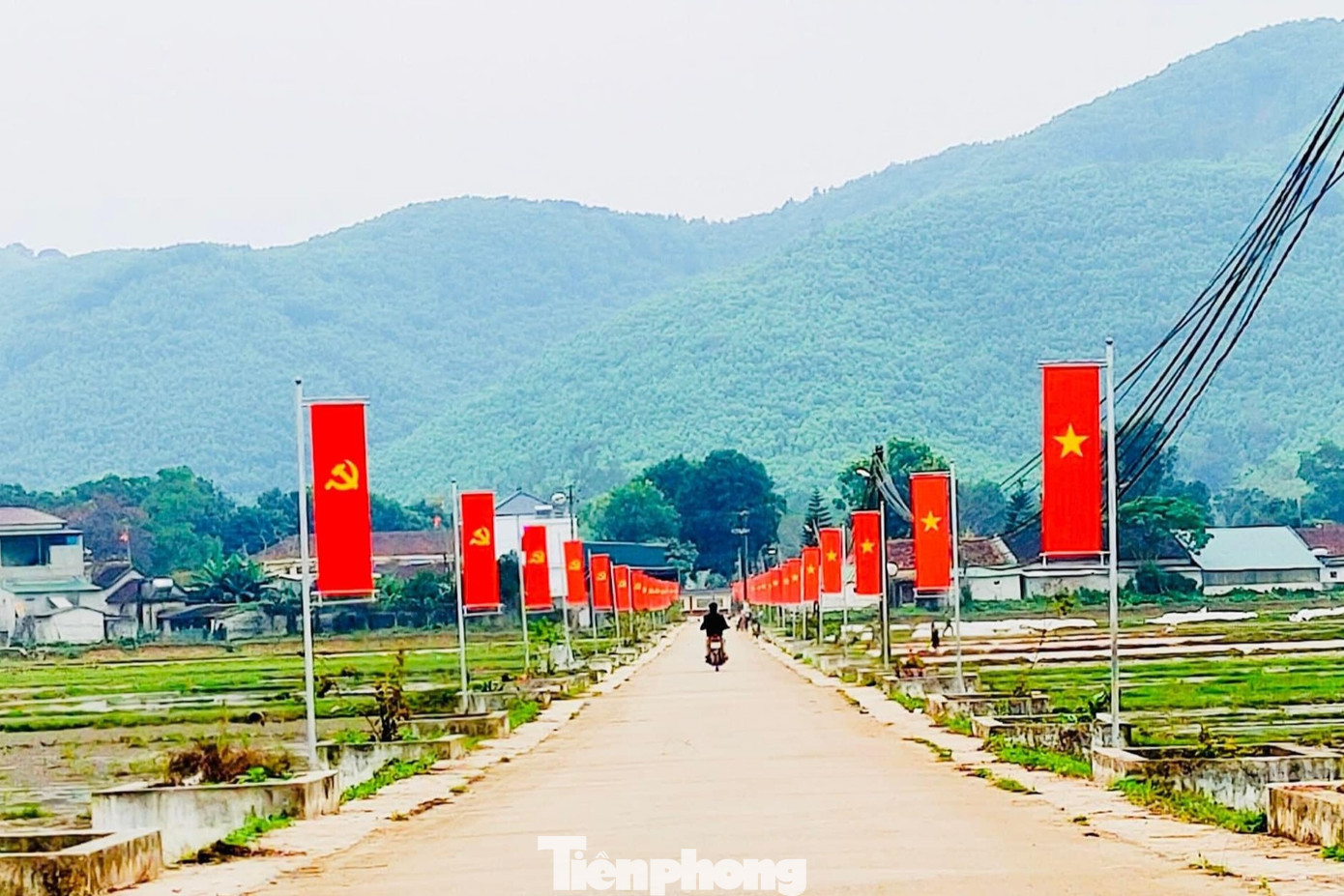 Mọi nẻo đường rợp bóng cờ Đảng, cờ Tổ Quốc. Mọi nẻo đường rợp bóng cờ Đảng, cờ Tổ Quốc.