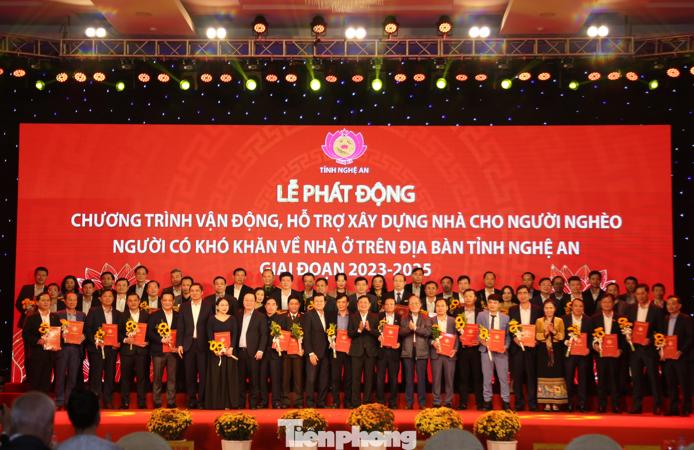 Nguyên lãnh đạo Đảng, Nhà nước và lãnh đạo tỉnh Nghệ An chụp ảnh lưu niệm cùng các doanh nghiệp, tổ chức, cá nhân ủng hộ tại Lễ phát động.