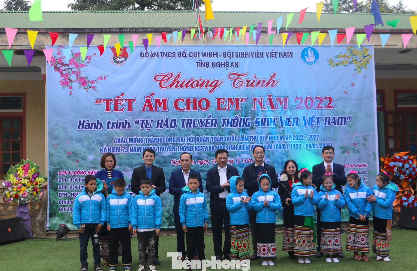 Ban Thường vụ Tỉnh Đoàn, Ban Thư ký Hội Sinh viên tỉnh Nghệ An trao tặng 130 áo ấm cho học sinh điểm trường Khì Tèo và các em học sinh có hoàn cảnh khó khăn tại xã Châu Cường, tặng 1 công trình điện thắp sáng. Ban Thường vụ Tỉnh Đoàn, Ban Thư ký Hội Sinh viên tỉnh Nghệ An trao tặng 130 áo ấm cho học sinh điểm trường Khì Tèo và các em học sinh có hoàn cảnh khó khăn tại xã Châu Cường, tặng 1 công trình điện thắp sáng.