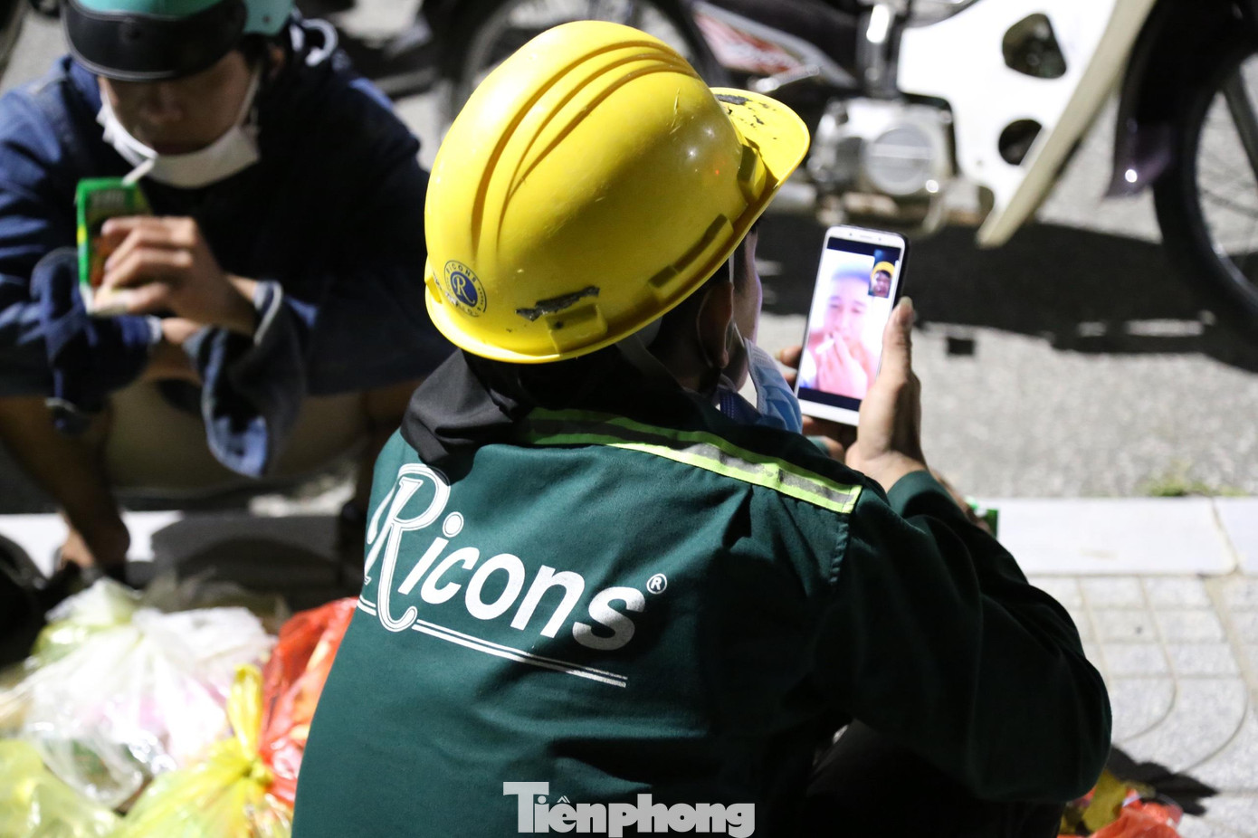 Tranh thủ gọi điện cho người thân, anh Lương Văn Ninh (28 tuổi, trú xã Nghĩa Xuân, huyện Nghĩa Đàn) tâm sự: "Về đến quê là mừng lắm rồi. Tuy quãng đường đi vất vả nhưng về đến đây được các cơ quan chức năng, nhà hảo tâm hỗ trợ, chúng tôi thấy rất ấm lòng”.