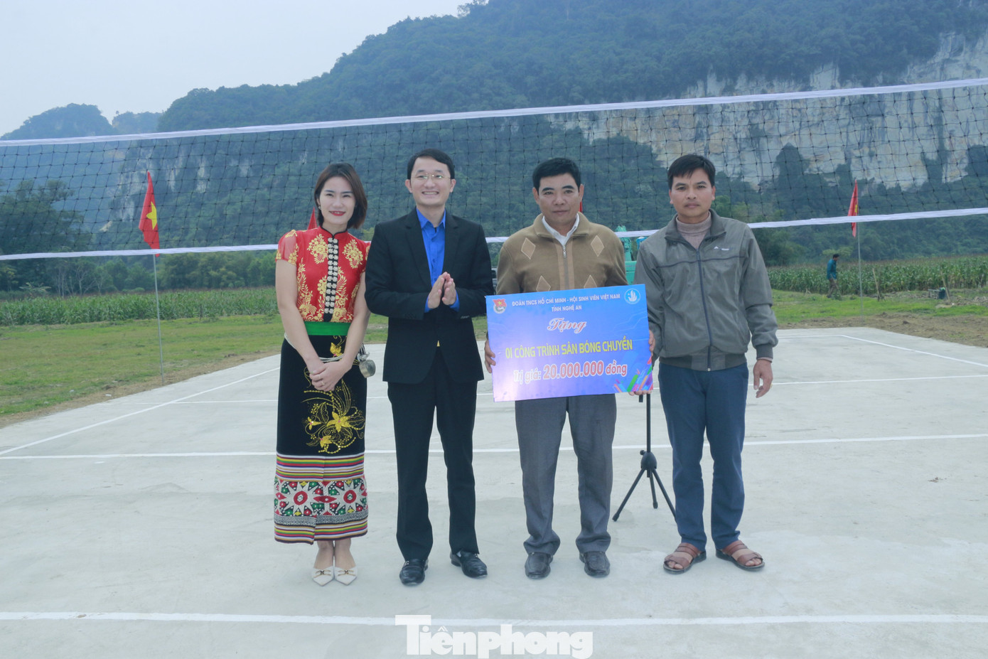 Dịp này, BTC cũng trao tặng công trình hỗ trợ 1 sân bóng chuyền trị giá 20 triệu đồng. Dịp này, BTC cũng trao tặng công trình hỗ trợ 1 sân bóng chuyền trị giá 20 triệu đồng.