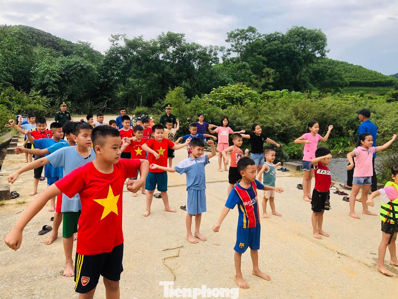 Các em được học các kỹ thuật bơi trước khi xuống sông, suối