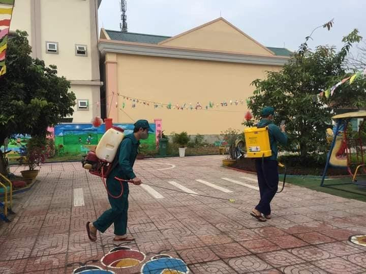 Lực lượng tiến hành phun khử khuẩn các điểm cách ly trên địa bàn xã Diễn Hồng Lực lượng tiến hành phun khử khuẩn các điểm cách ly trên địa bàn xã Diễn Hồng