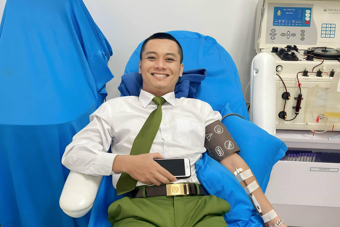 Đại úy Lê Quốc Huy hiến máu cứu người Đại úy Lê Quốc Huy hiến máu cứu người