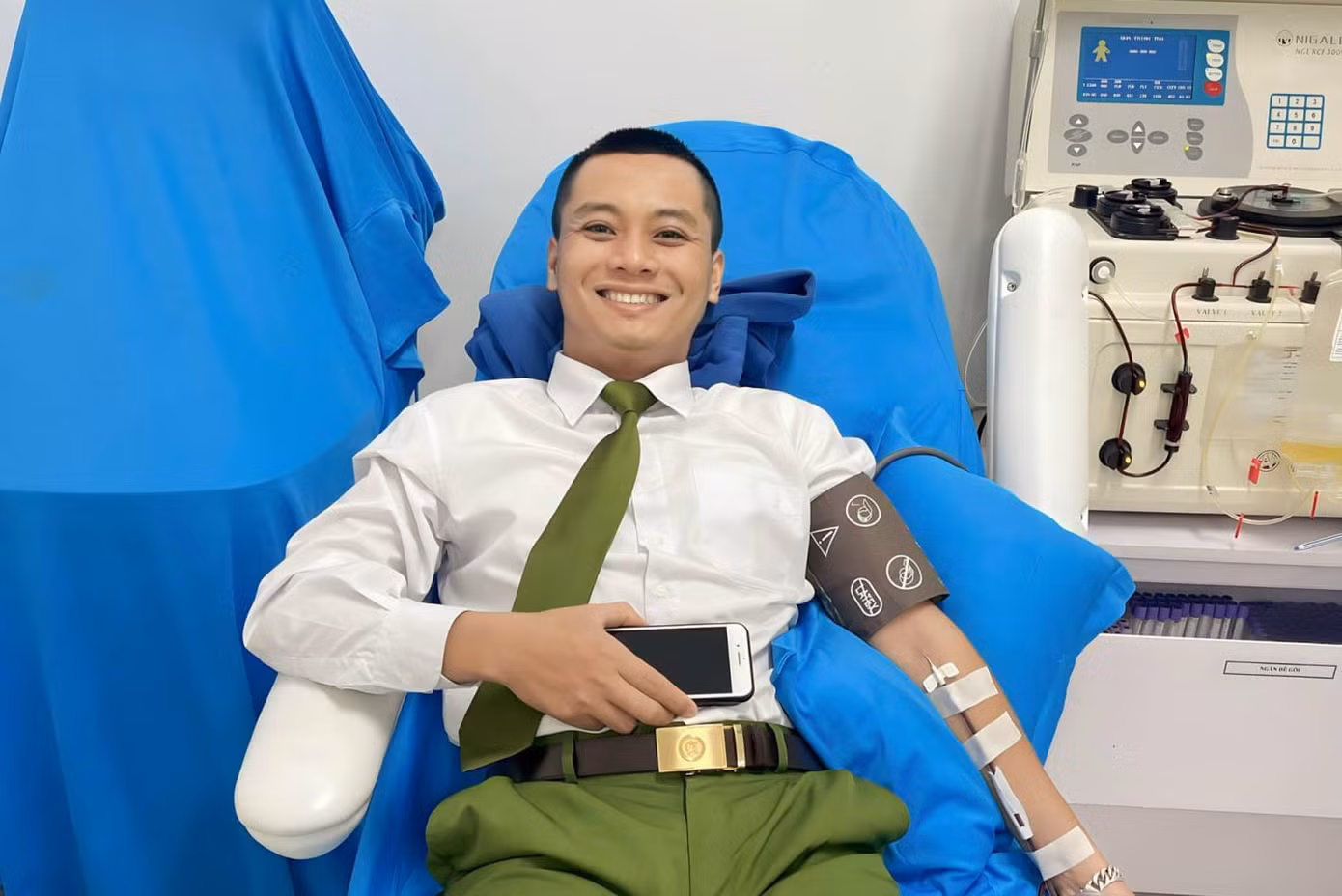 Đại úy Lê Quốc Huy hiến máu cứu người Đại úy Lê Quốc Huy hiến máu cứu người