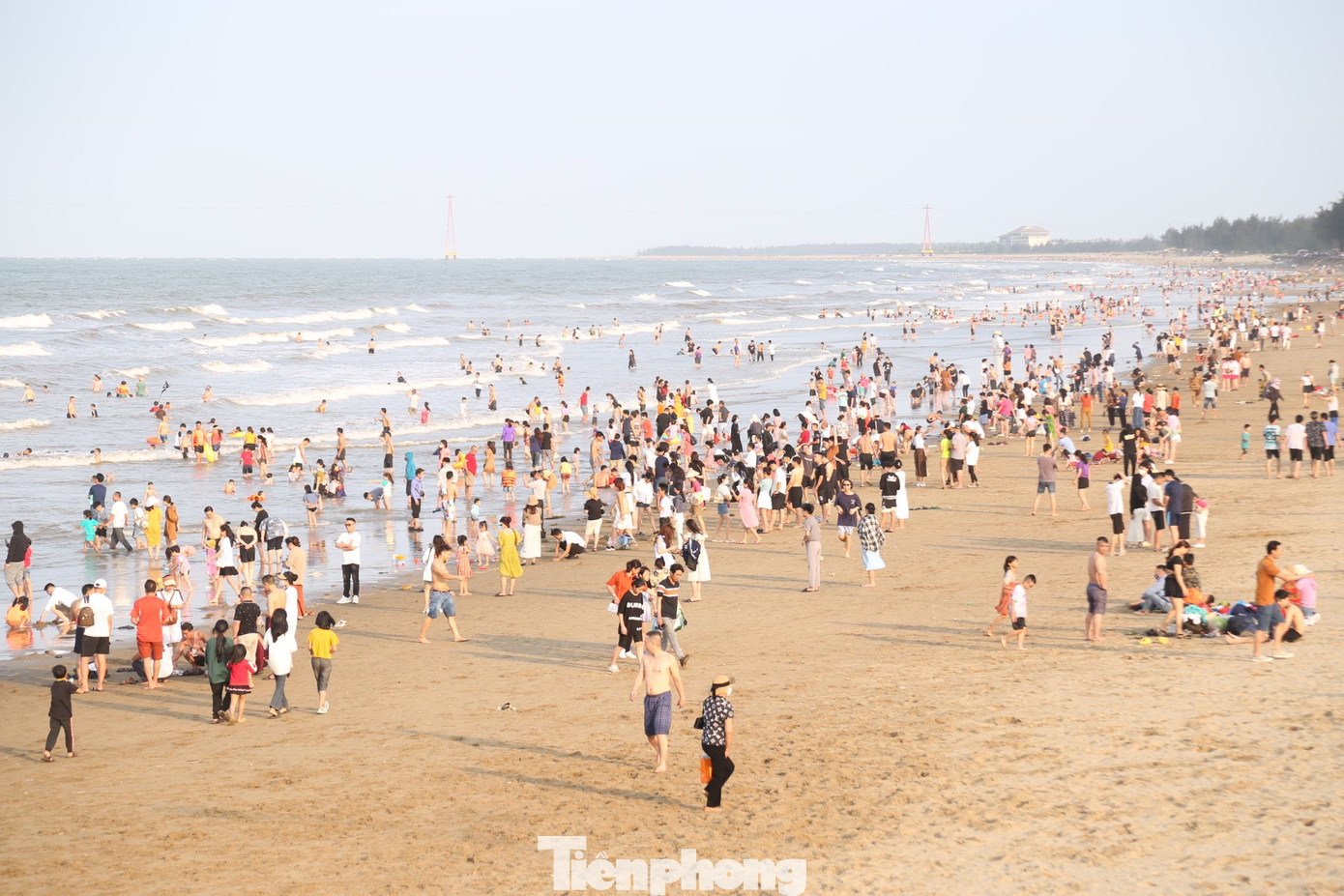 Bãi biển trải dài hơn 3 km đông kín người tắm biển.