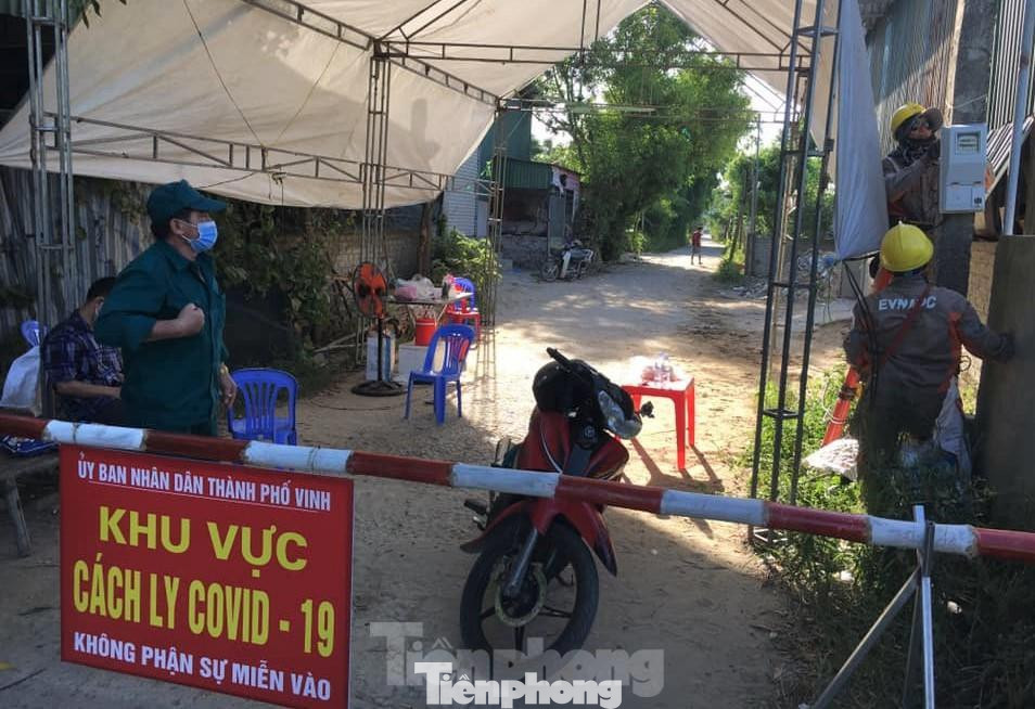 Lực lượng chức năng tiến hành lập hàng chục chốt chặn ra vào địa bàn.