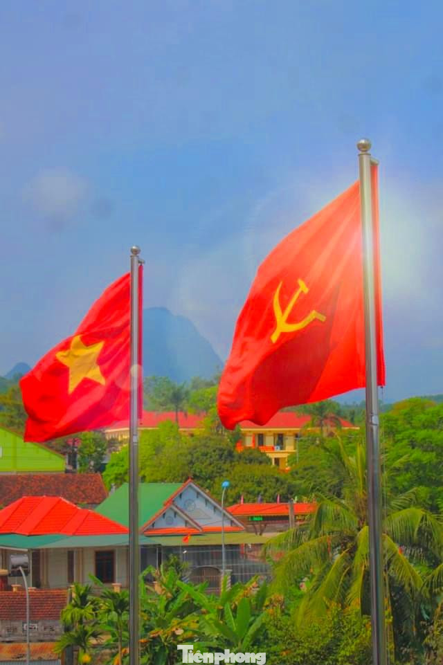 Sắc đỏ của cờ Tổ quốc, cờ Đảng hòa cùng nắng vàng rực rỡ Sắc đỏ của cờ Tổ quốc, cờ Đảng hòa cùng nắng vàng rực rỡ