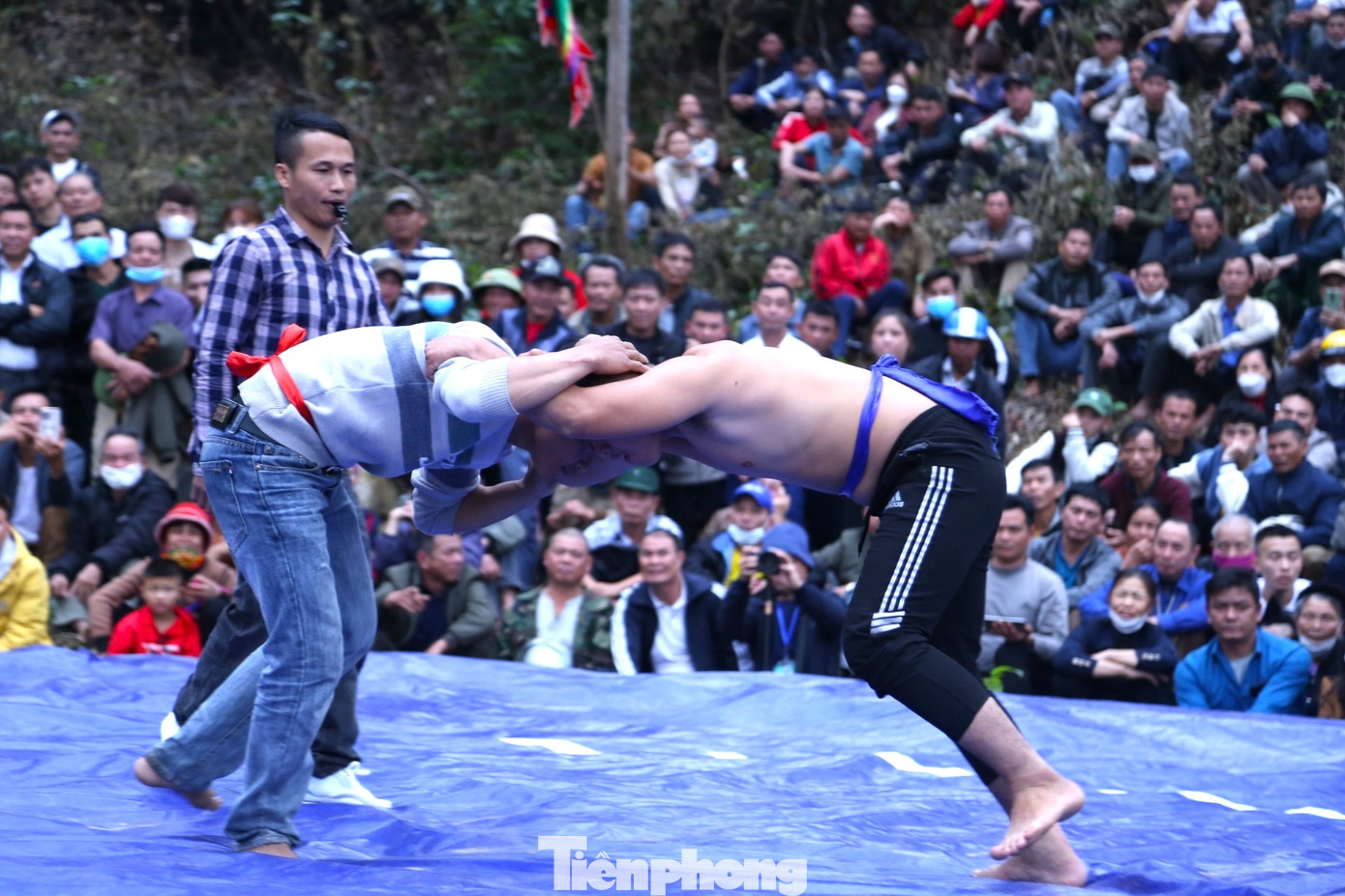 Theo sử sách, hàng năm vào mùa xuân, vua Mai cho các vùng tổ chức thi vật, chọn lấy những đô vật khỏe mạnh, bổ sung cho đội quân tiên phong. Đấu vật sau đó trở thành một tập quán trong các kỳ hội làng, thể hiện tinh thần thượng võ của người dân Nghệ An.