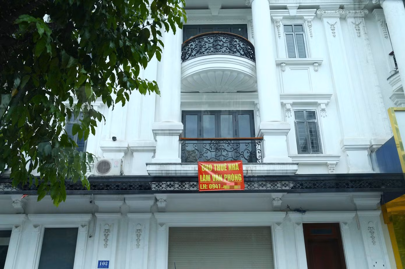 Theo người dân địa phương, tình trạng các cửa hàng đóng cửa gia tăng đáng kể từ khi chính quyền mở đợt cao điểm kiểm tra hàng giả. Ngoài ra, do tình hình kinh doanh khó khăn, giá thuê mặt bằng cao, chưa kể đến các chi phí vận hành khác, trong khi đó, sự cạnh tranh của thương mại điện tử đã khiến phương thức bán hàng truyền thống ngày càng gặp khó. Trong ảnh, nhiều mặt bằng trên Đại lộ Lê Nin (phường Vinh Phú) treo biển cho thuê.