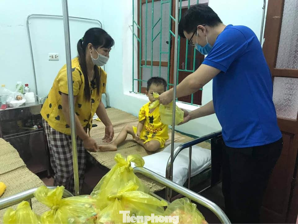 100 suất cháo, sữa được trao cho các bệnh nhi đang điều trị tại bệnh viện 100 suất cháo, sữa được trao cho các bệnh nhi đang điều trị tại bệnh viện