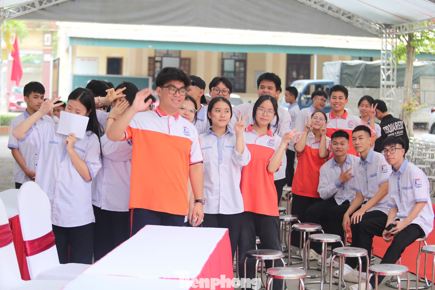 Chương trình đang nóng lên từng giờ trong sự háo hức, chờ đón của học sinh, giáo viên và các phụ huynh trên địa bàn. “Em rất háo hức mong chờ tới chương trình chiều nay để được các chuyên gia cung cấp thêm thông tin nhận diện các loại chất gây nghiện thế hệ mới và thuốc lá điện tử, từ đó có các giải pháp phòng tránh. Chúng em mong sẽ có một môi trường không khói thuốc, đặc biệt là ở trường học”, em Trịnh Hồ Bảo Ngọc (học sinh lớp 10T5, trường THPT Hà Huy Tập) chia sẻ.