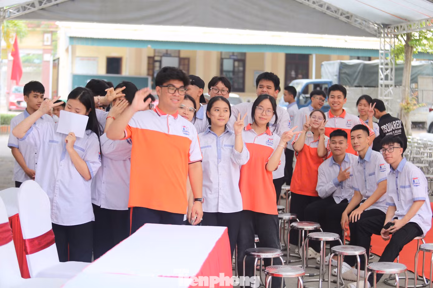 Chương trình đang nóng lên từng giờ trong sự háo hức, chờ đón của học sinh, giáo viên và các phụ huynh trên địa bàn. “Em rất háo hức mong chờ tới chương trình chiều nay để được các chuyên gia cung cấp thêm thông tin nhận diện các loại chất gây nghiện thế hệ mới và thuốc lá điện tử, từ đó có các giải pháp phòng tránh. Chúng em mong sẽ có một môi trường không khói thuốc, đặc biệt là ở trường học”, em Trịnh Hồ Bảo Ngọc (học sinh lớp 10T5, trường THPT Hà Huy Tập) chia sẻ.