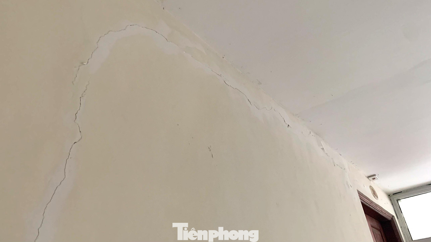 Phía hành lang tầng 5 chung cư xuất hiện vết nứt kéo dài Phía hành lang tầng 5 chung cư xuất hiện vết nứt kéo dài