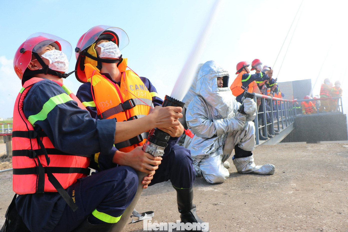 Lực lượng chữa cháy được huy động tổng lực để dập lửa trên tàu.