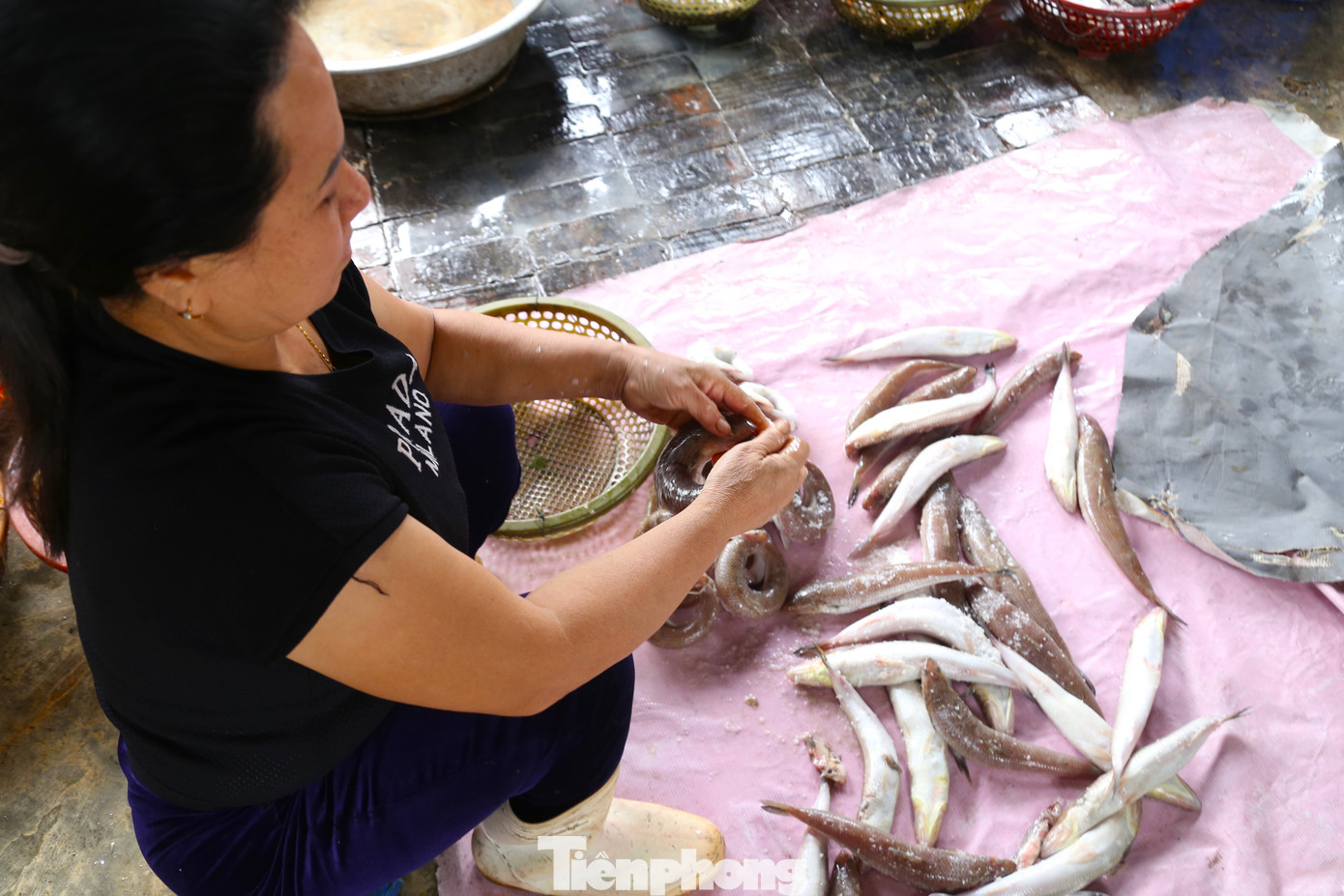 “Cá được lựa chọn tươi ngon, thịt chắc, sau khi xóc muối làm sạch thì uốn cong sao cho miệng cá ngậm trọn lấy đuôi tạo thành hình tròn. Công đoạn uốn cá đòi hỏi sự khéo léo, tỉ mỉ để con cá cân xứng, không làm gãy xương cá. Cá sau đó được cho vào nồi hấp chín vừa, xếp ra vỉ sắt cho ráo nước rồi đem đi xông”, bà Thu cho hay.
