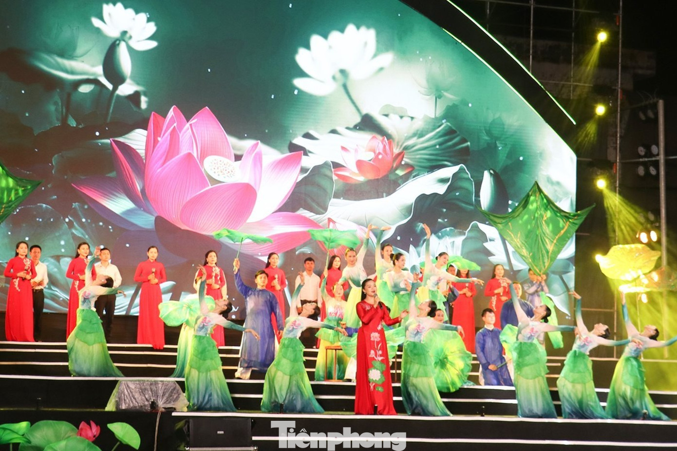 Chương trình nghệ thuật tại lễ hội.