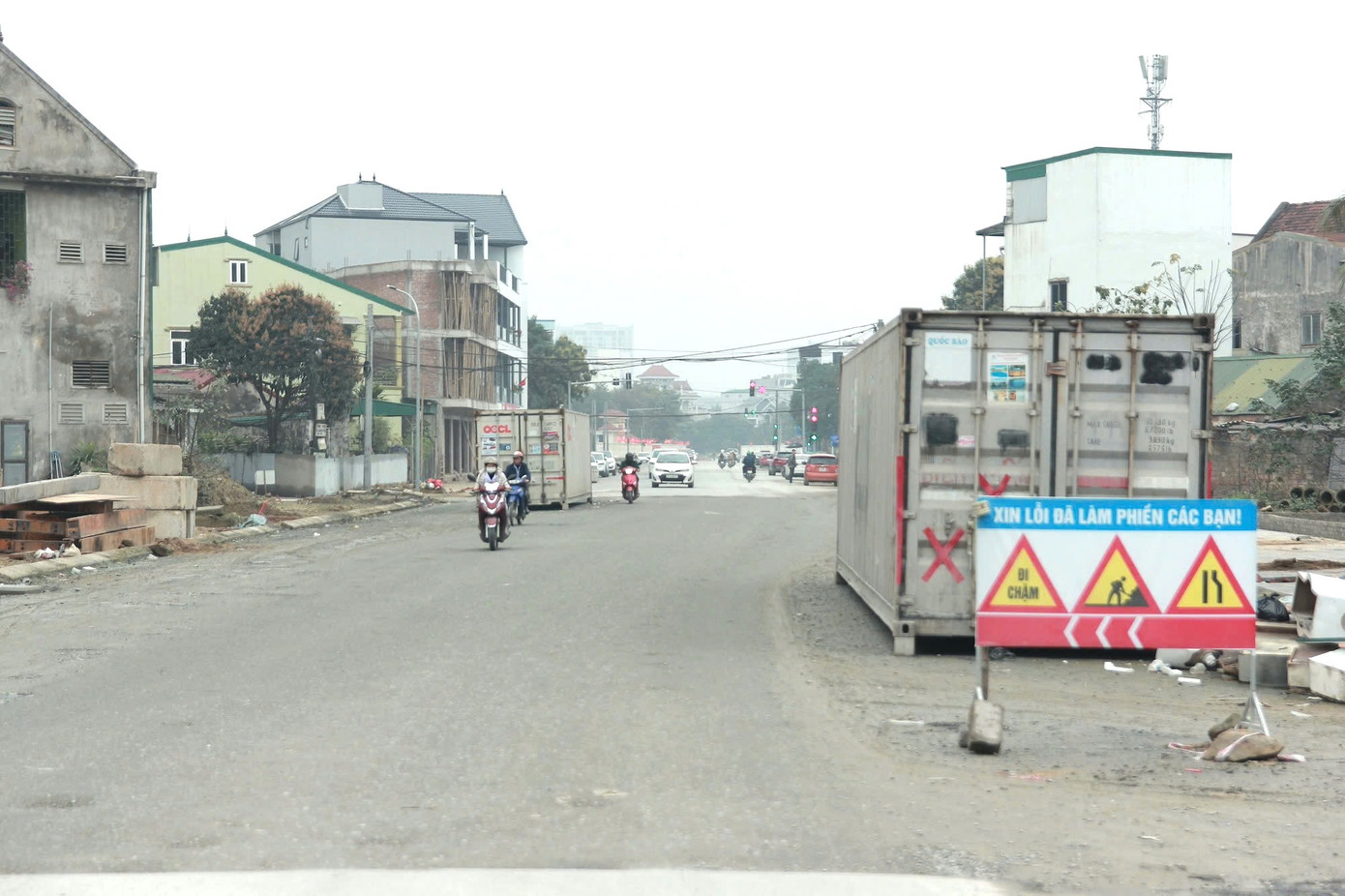 Theo ghi nhận, hiện tuyến đường Lý Thường Kiệt vẫn còn dang dở. Vỉa hè hai bên đường ngổn ngang rác thải và vật liệu xây dựng. Do chưa được giải quyết dứt điểm về đền bù giải phóng mặt bằng, nên có thời điểm, một số hộ dân đã đặt thùng container giữa đường, cản trở việc thi công. Theo ghi nhận, hiện tuyến đường Lý Thường Kiệt vẫn còn dang dở. Vỉa hè hai bên đường ngổn ngang rác thải và vật liệu xây dựng. Do chưa được giải quyết dứt điểm về đền bù giải phóng mặt bằng, nên có thời điểm, một số hộ dân đã đặt thùng container giữa đường, cản trở việc thi công.