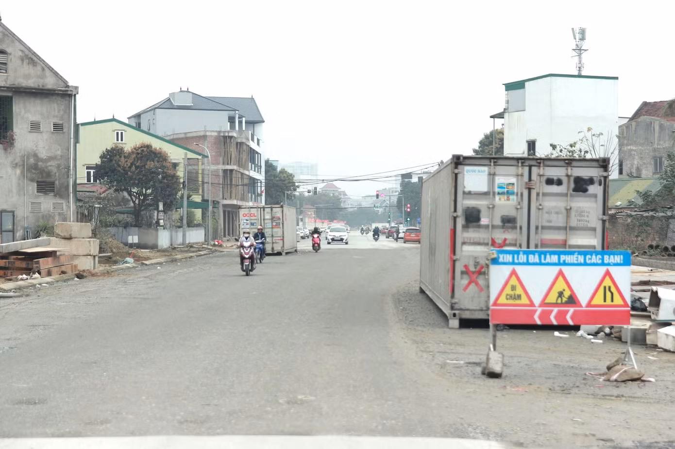 Theo ghi nhận, hiện tuyến đường Lý Thường Kiệt vẫn còn dang dở. Vỉa hè hai bên đường ngổn ngang rác thải và vật liệu xây dựng. Do chưa được giải quyết dứt điểm về đền bù giải phóng mặt bằng, nên có thời điểm, một số hộ dân đã đặt thùng container giữa đường, cản trở việc thi công.