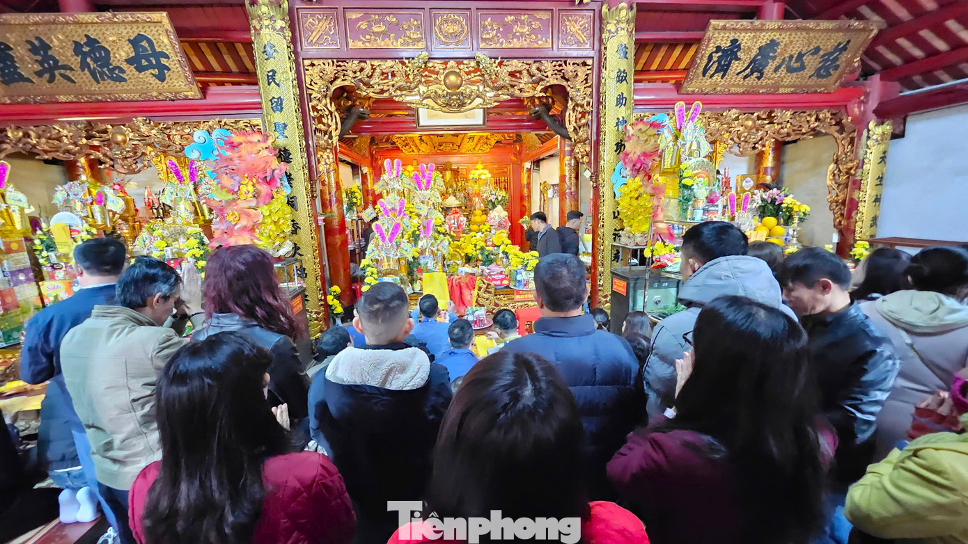 Người dân thành tâm cầu khấn. Người dân thành tâm cầu khấn.