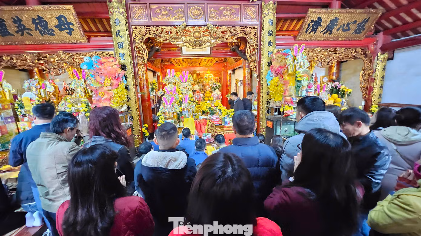 Người dân thành tâm cầu khấn.