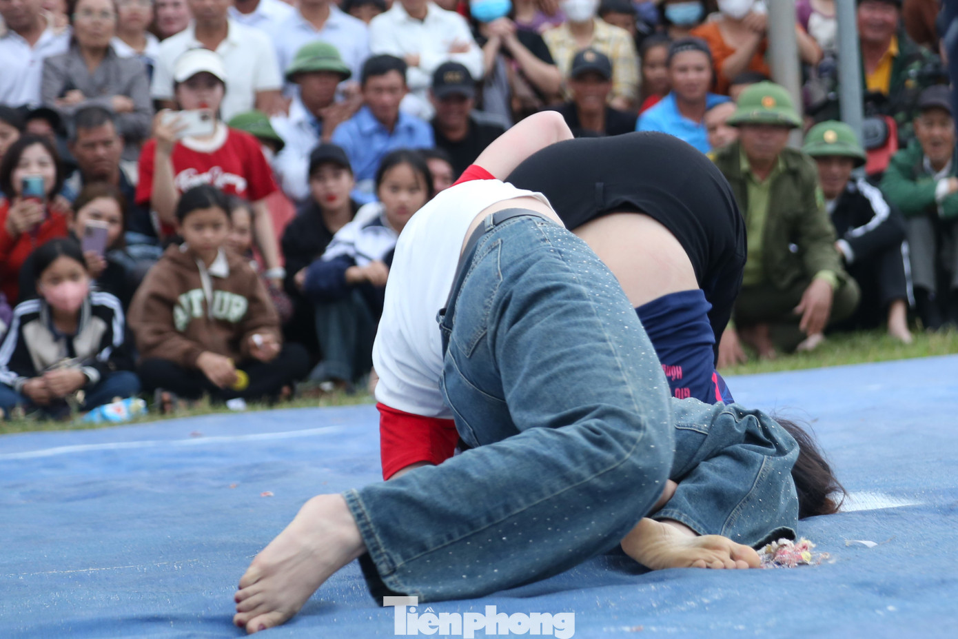Những “ngón đòn” không chỉ thể hiện sức mạnh mà còn cả sự khéo léo, dẻo dai của các nữ đô vật. Những “ngón đòn” không chỉ thể hiện sức mạnh mà còn cả sự khéo léo, dẻo dai của các nữ đô vật.