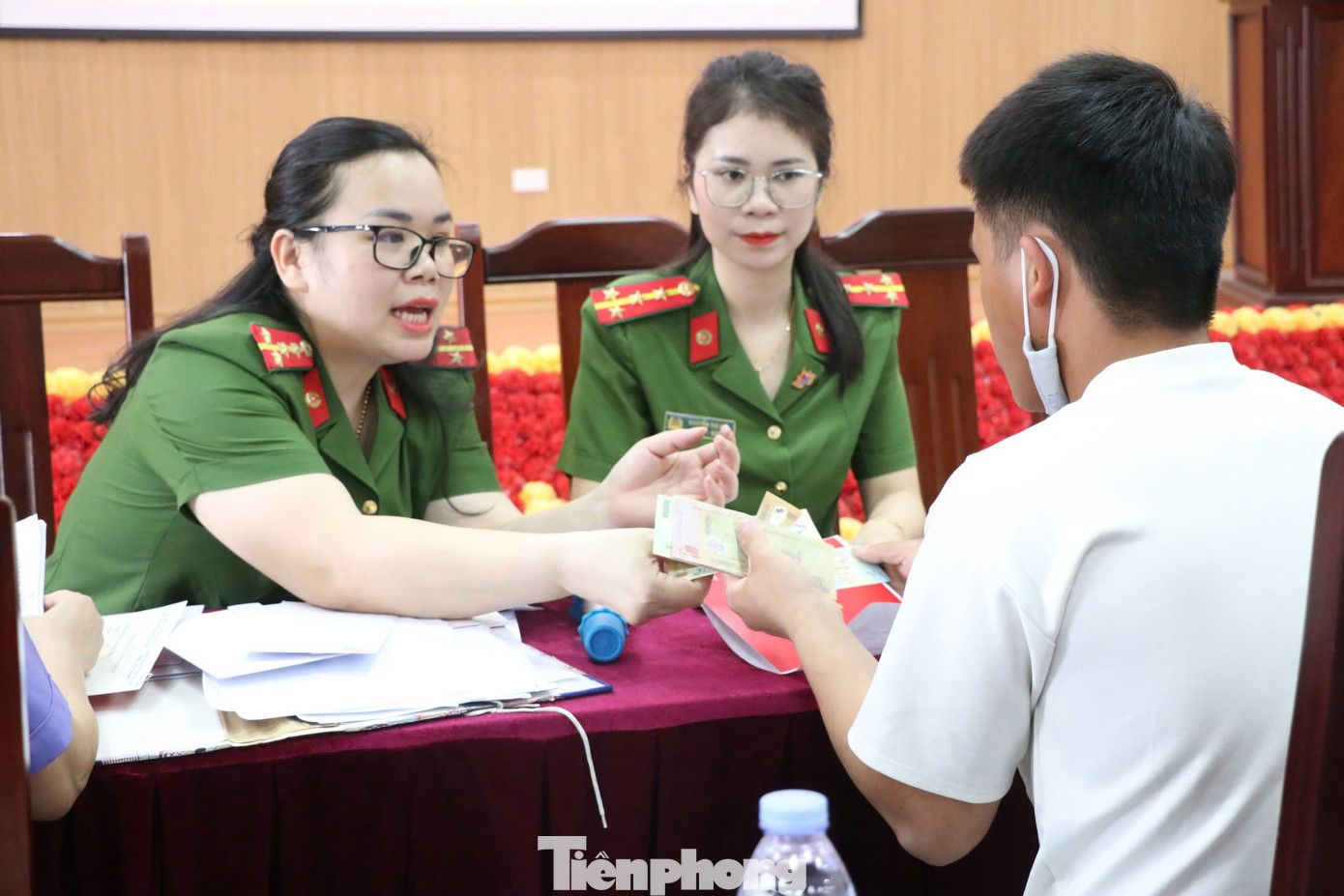 Sau khi nhận giấy chứng nhận đặc xá, các phạm nhân được hỗ trợ kinh phí ăn uống, đi lại,... để trở về địa phương.