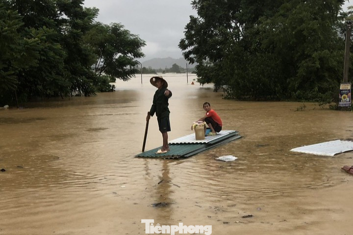 Thị trấn Tân Lạc mênh mông biển nước. Người dân dùng thuyền hoặc tự kết bè để di chuyển và vận chuyển đồ đạc.