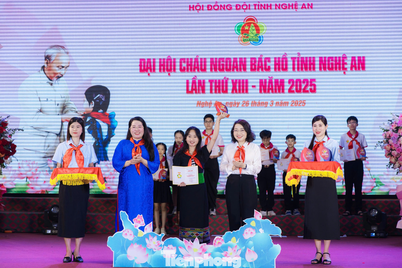 Trong 5 năm qua, thiếu nhi Nghệ An đã luôn tích cực tham gia vào các phong trào của Đội thiếu niên tiền phong Hồ Chí Minh, có nhiều tấm gương có thành tích xuất sắc, tiêu biểu trong học tập, rèn luyện, tham gia sôi nổi hoạt động công tác Đội và phong trào thiếu nhi. Dịp này, Ban Thường vụ Tỉnh Đoàn, Hội đồng Đội tỉnh Nghệ An đã tuyên dương 55 đại biểu là những bông hoa ưu tú, xuất sắc nhất, đại diện cho hơn 500 nghìn bạn thiếu niên nhi đồng trong toàn tỉnh được công nhận đạt danh hiệu “Cháu ngoan Bác Hồ” cấp tỉnh giai đoạn 2020 – 2025. Trong 5 năm qua, thiếu nhi Nghệ An đã luôn tích cực tham gia vào các phong trào của Đội thiếu niên tiền phong Hồ Chí Minh, có nhiều tấm gương có thành tích xuất sắc, tiêu biểu trong học tập, rèn luyện, tham gia sôi nổi hoạt động công tác Đội và phong trào thiếu nhi. Dịp này, Ban Thường vụ Tỉnh Đoàn, Hội đồng Đội tỉnh Nghệ An đã tuyên dương 55 đại biểu là những bông hoa ưu tú, xuất sắc nhất, đại diện cho hơn 500 nghìn bạn thiếu niên nhi đồng trong toàn tỉnh được công nhận đạt danh hiệu “Cháu ngoan Bác Hồ” cấp tỉnh giai đoạn 2020 – 2025.